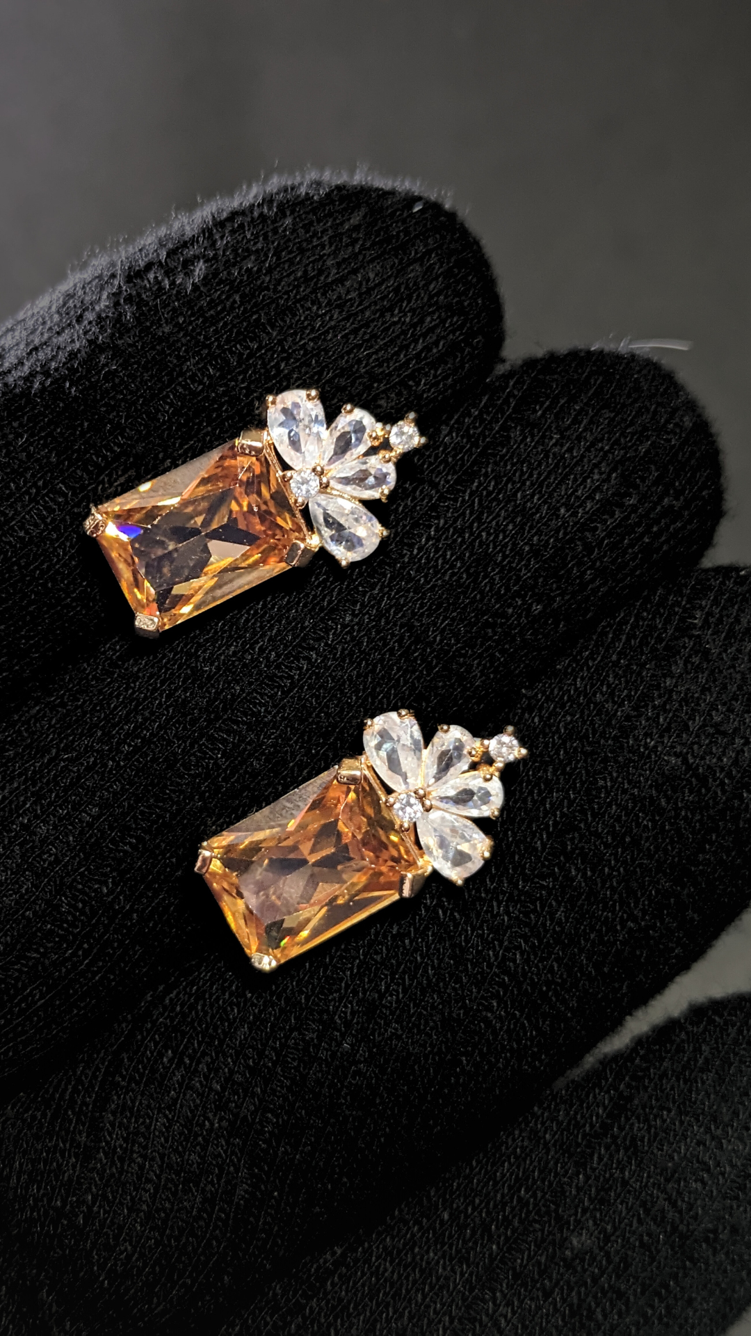 Durr-e-Aqeeq_earrings_Amber_Gold handshoot