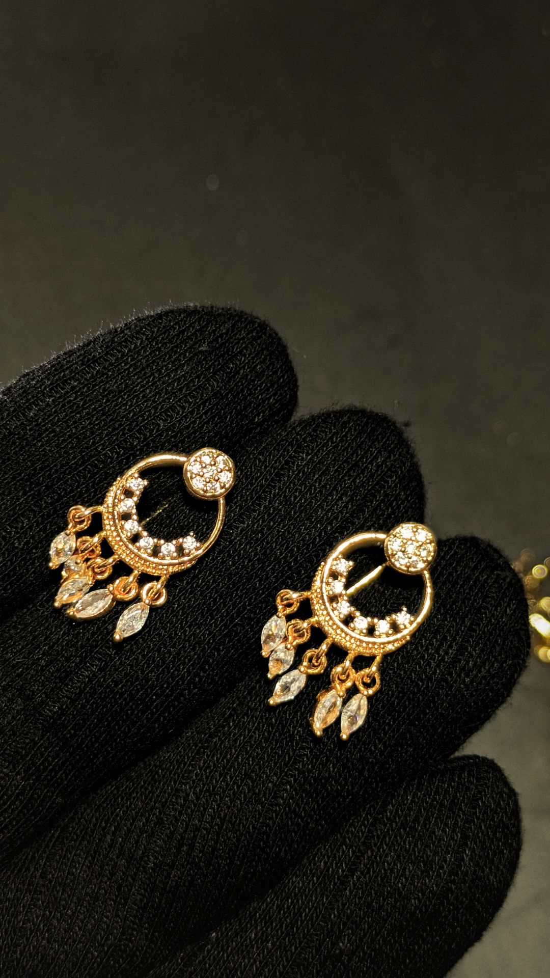 “Aurora Grace Earrings Crystal White
handshoot 