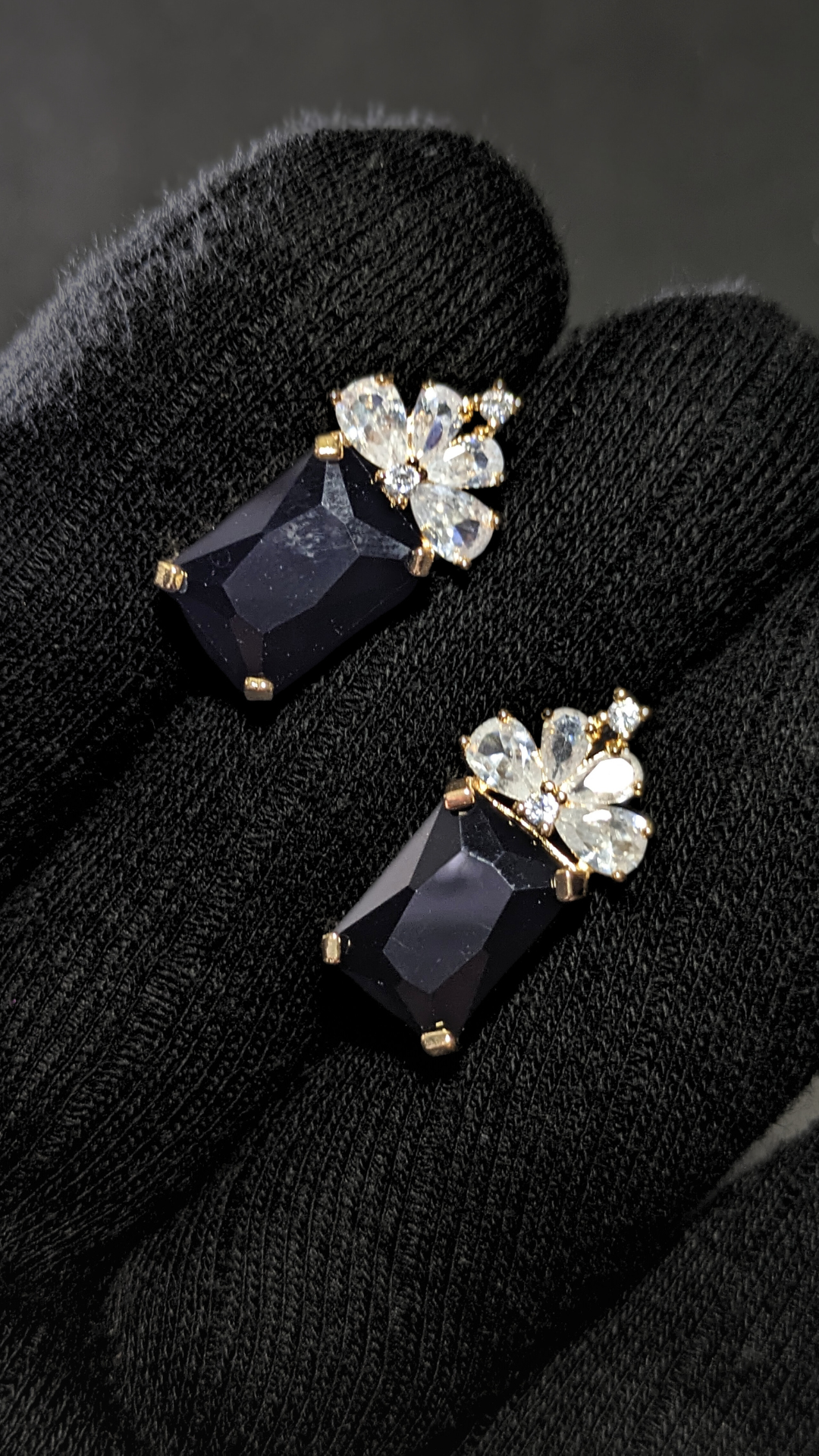 Durr-e-Aqeeq_earring_midnight_black_hand shoot 