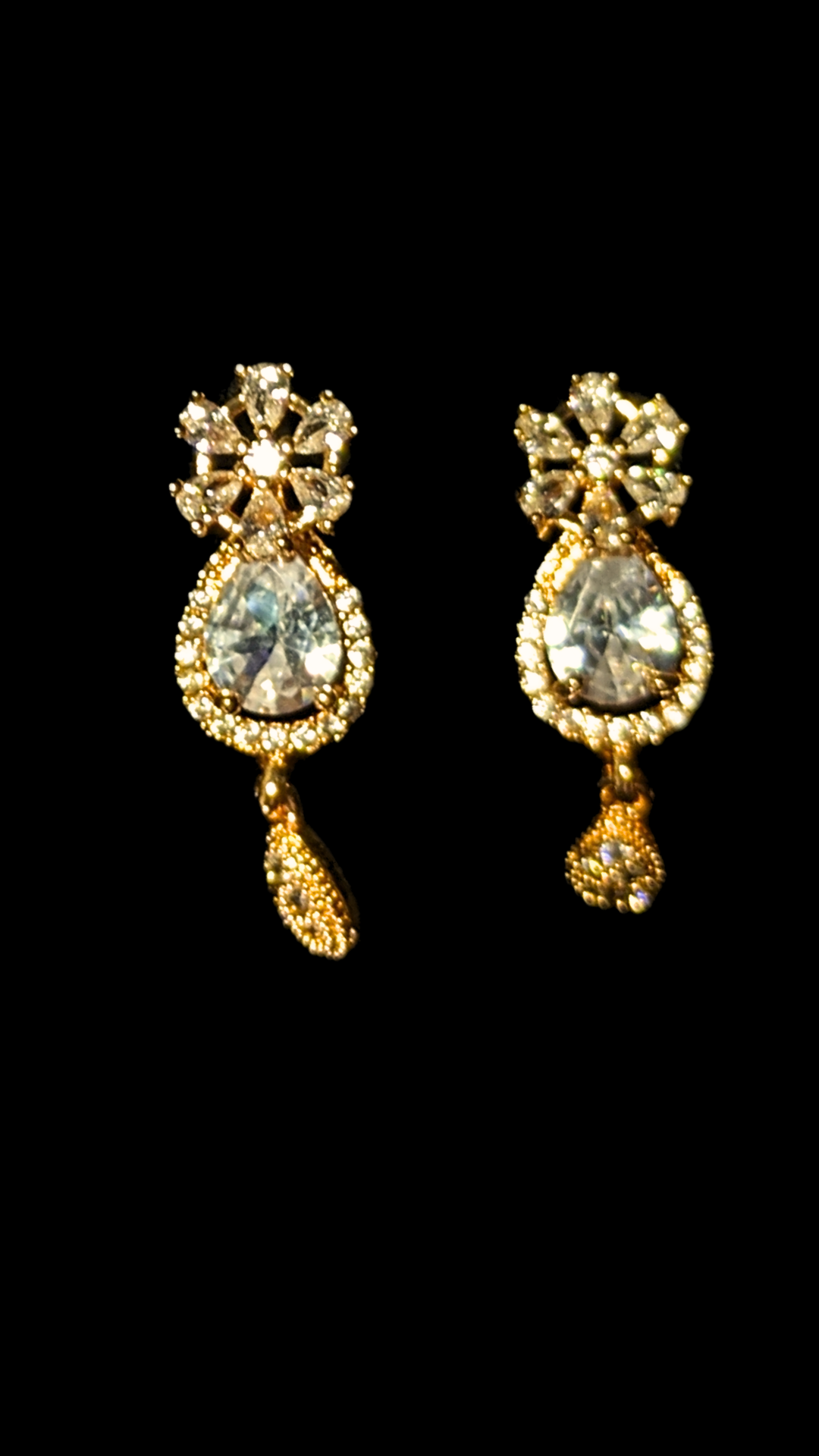 Noor-e-Nazakat  earrings Crystal White
mockup