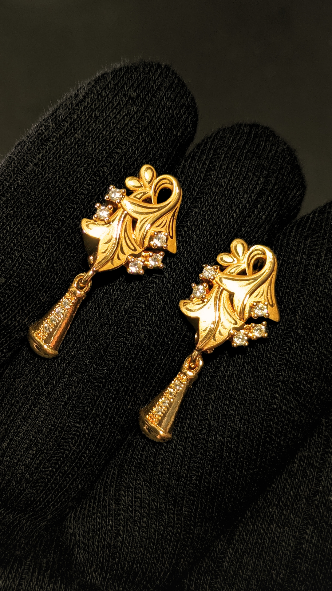 Petal Grace earrings - Gold Accent
hand shoot 
