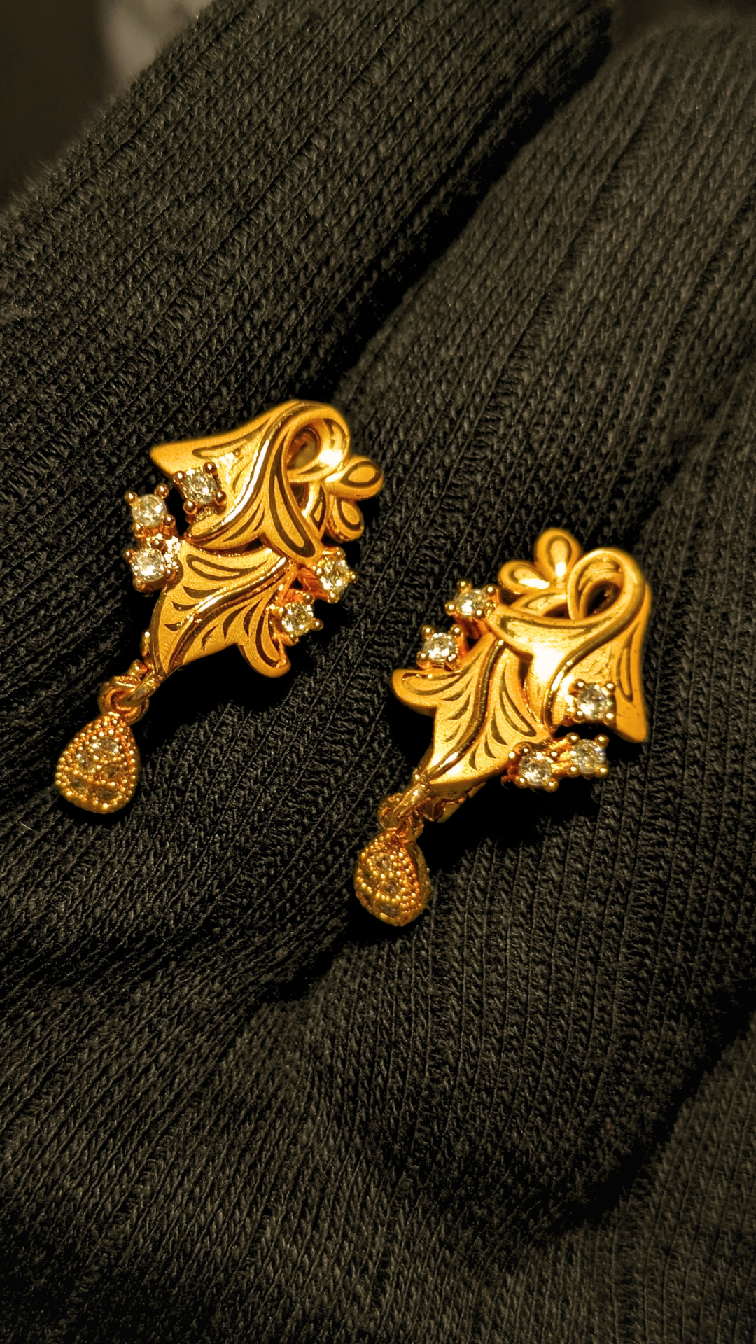 Petal Grace earrings - Clear Crystal
hand shoot 